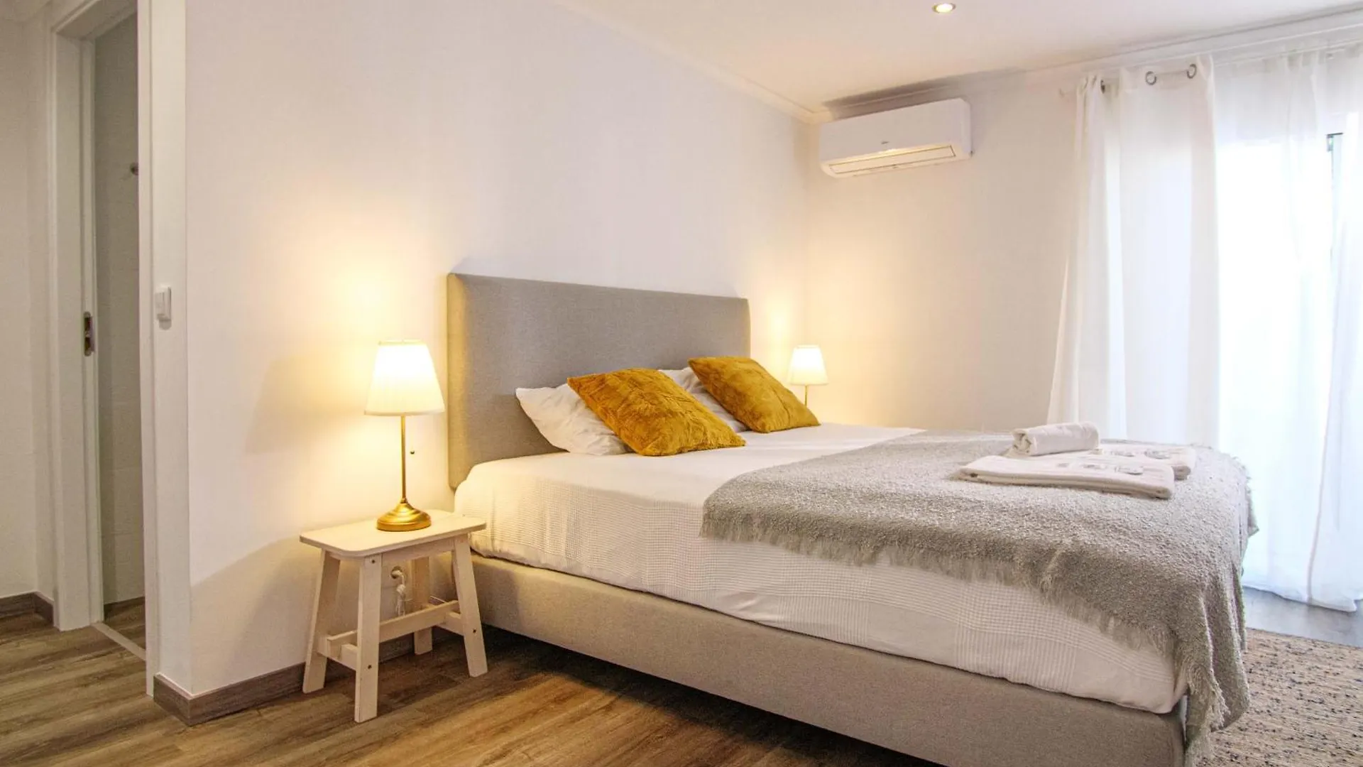 Bed & Breakfast Pine House - Faro Airport, Beach And City Center Portugal