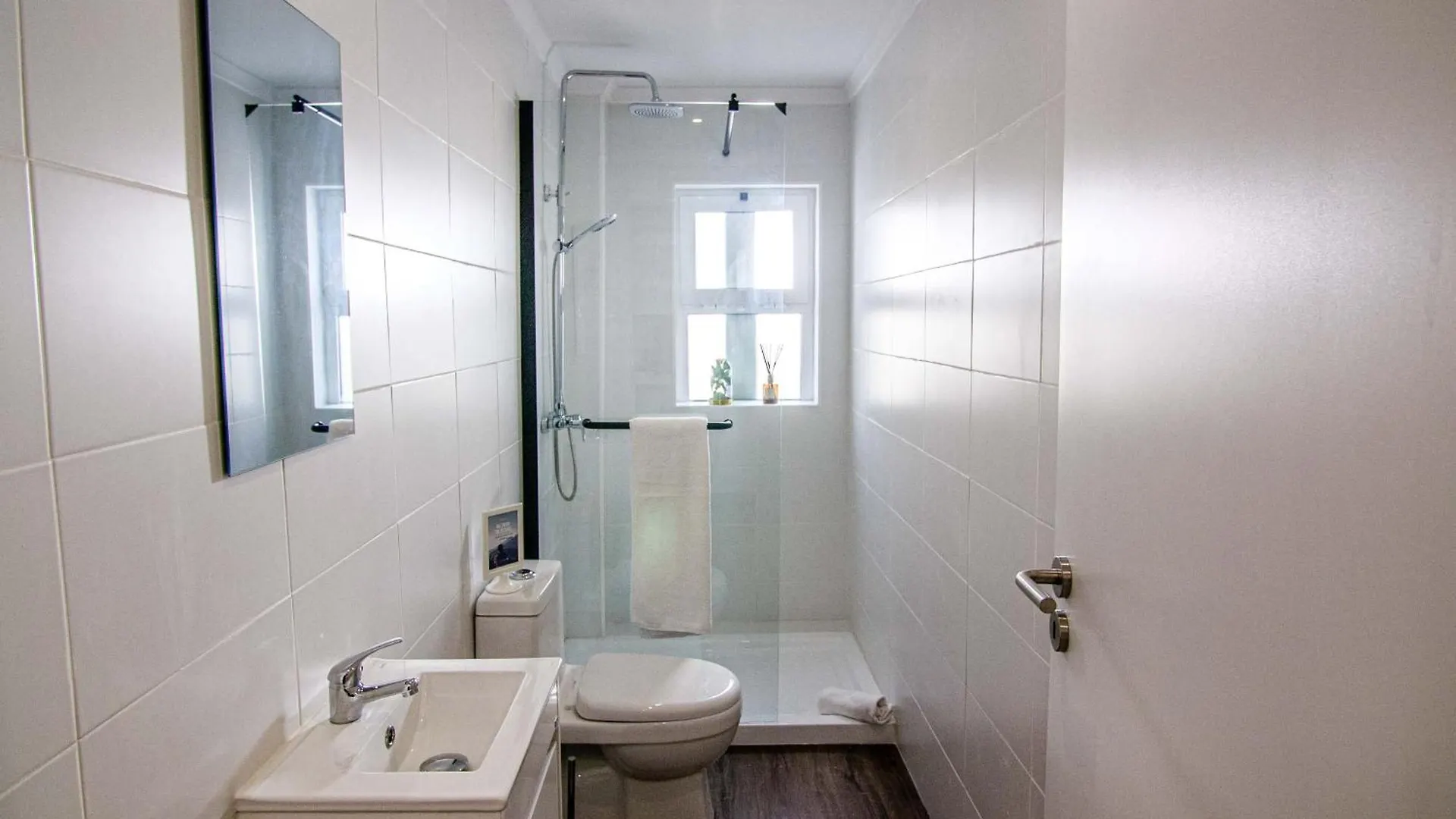 Pine House - Faro Airport, Beach And City Center Bed & Breakfast