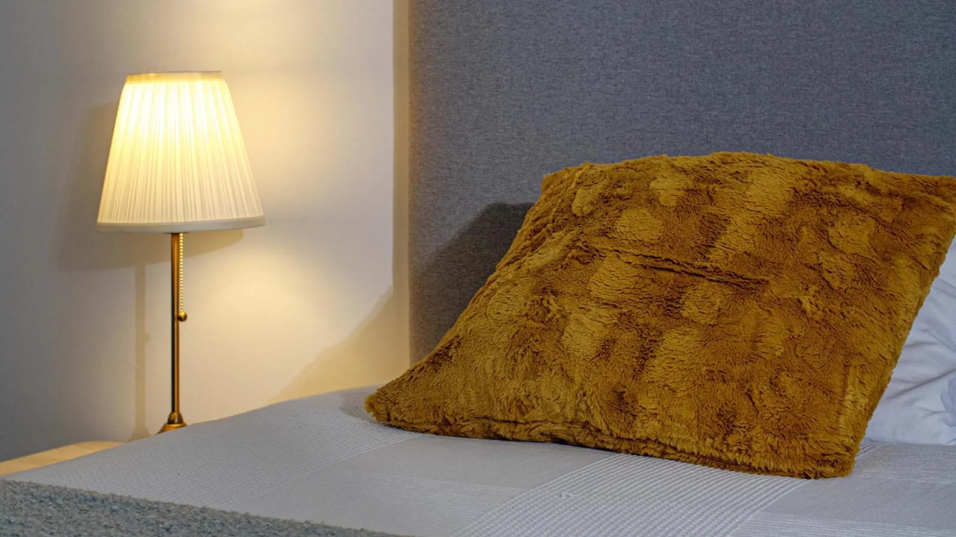 Bed & Breakfast Pine House - Faro Airport, Beach And City Center