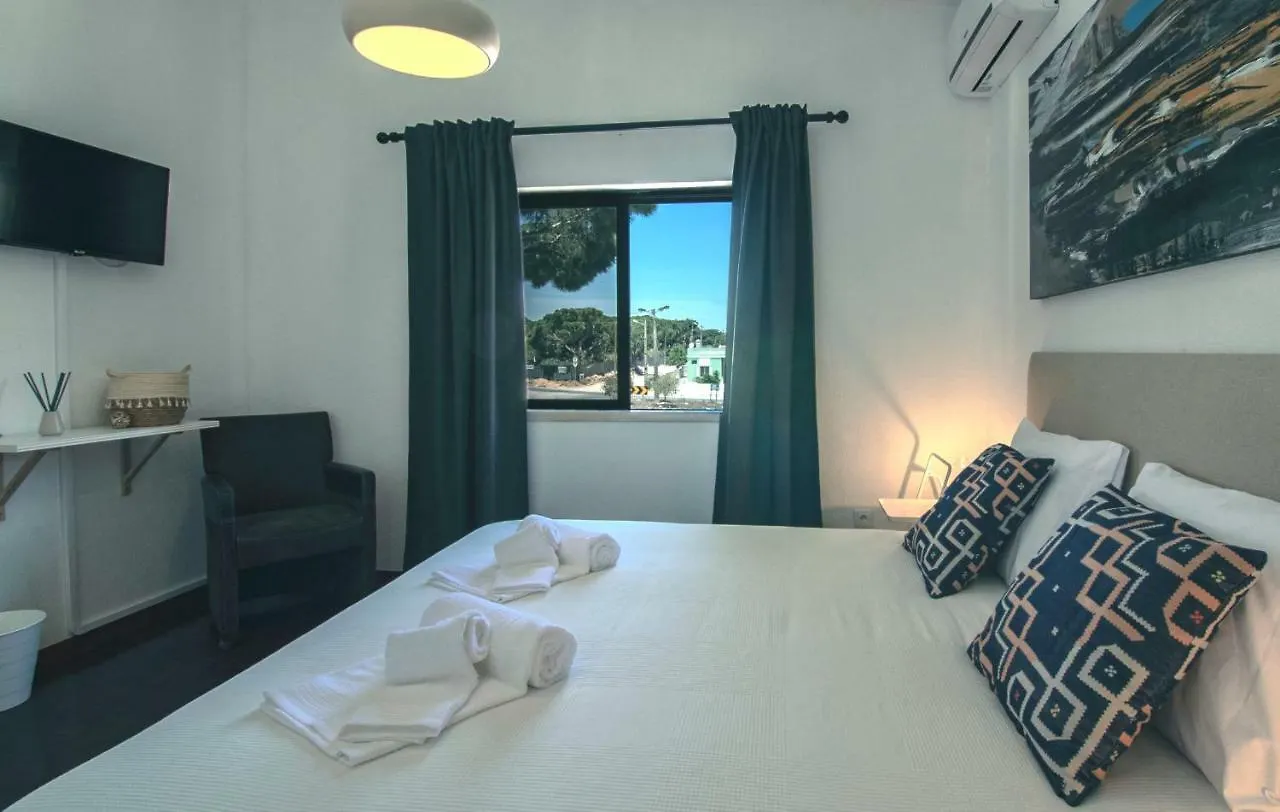 Pine House - Faro Airport, Beach And City Center Bed & Breakfast