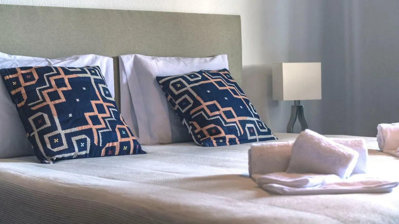Bed & Breakfast Pine House - Faro Airport, Beach And City Center